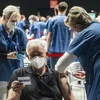 Nhân viên y tế tiêm vaccine phòng COVID-19 cho người dân tại Prague, Séc. (Nguồn: AFP/TTXVN)