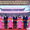 Chủ tịch nước Nguyễn Xuân Phúc và các đại biểu cắt băng khánh thành Nhà tưởng niệm Chủ tịch Hồ Chí Minh. (Ảnh: Thống Nhất/TTXVN)