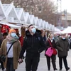 Người dân đeo khẩu trang phòng dịch COVID-19 khi thăm khu chợ Giáng sinh tại Paris, Pháp ngày 9/12. (Ảnh: THX/TTXVN)