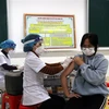 Tiêm vaccine phòng COVID-19 cho học sinh ở Hải Dương. (Nguồn: TTXVN)