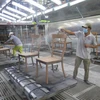 Công nhân phun sơn cho lô ghế xuất khẩu vào thị trường châu Âu. (Ảnh: Minh Hưng/TTXVN)