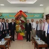 Phó Chủ tịch Quốc hội Trần Thanh Mẫn cùng Mục sư Thái Phước Trường, Hội trưởng Hội thánh Tin Lành Việt Nam (miền Nam) và các đại biểu. (Ảnh: Thanh Vũ/TTXVN)