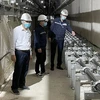 Lãnh đạo EVNPSC kiểm tra hệ thống cáp trước khi đóng điện. (Nguồn: Icon.com.vn)