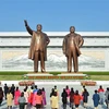 Người dân Triều Tiên đặt hoa tại tượng đài cố Chủ tịch Kim Nhật Thành và cố lãnh đạo Kim Jong-il tại Bình Nhưỡng. (Ảnh: Yonhap/TTXVN)