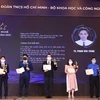 Các tài năng trẻ nhận Giải thưởng Khoa học công nghệ Quả cầu vàng năm 2021. (Ảnh: TTXVN)