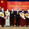 Ông Nguyễn Văn Dành (ngoài cùng bên phải) được phê chuẩn giữ chức Phó Chủ tịch UBND tỉnh Bình Dương. (Nguồn: TTXNV)