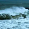 Những đợt sóng cao từ 5-8 mét liên tục đánh vào cảng Bến Đình ở Quảng Ngãi. (Ảnh: Lê Ngọc Phước/TTXVN)