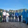 Lực lượng chức năng bàn giao 3 thuyền viên quốc tịch Trung Quốc gặp nạn trên biển cho Công ty Tree Marine. (Ảnh: Nguyên Linh/TTXVN)