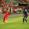 Cầu thủ Quang Hải dẫn bóng trước sự đeo bám của cầu thủ đội Thái Lan. (Ảnh: Thế Vũ/TTXVN)