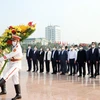 Thủ tướng Phạm Minh Chính dâng hoa tưởng nhớ Tổng Bí thư Nguyễn Văn Linh. (Ảnh: Dương Giang/TTXVN)