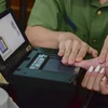 Lấy dấu vân tay để cấp căn cước công dân gắn chip điện tử cho người dân. (Ảnh: Xuân Tư/TTXVN)