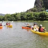 Du khách trải nghiệm chèo thuyền kayak tại Tràng An khi dịch COVID-19 chưa bùng phát và lây lan mạnh. (Ảnh: Đức Phương/TTXVN)