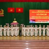 Thiếu tướng Lê Hồng Nam, Giám đốc Công an Thành phố Hồ Chí Minh trao quyết định Trưởng Công an xã chính quy cho các cán bộ công an. (Ảnh: Thanh Vũ/TTXVN)