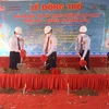 Các đại biểu thực hiện nghi thức khởi công dự án xây dựng đường ven sông Đồng Nai. (Ảnh: Công Phong/TTXVN)