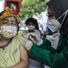 Nhân viên y tế tiêm vaccine phòng COVID-19 cho trẻ em tại Bandung, Tây Java, Indonesia, ngày 16/12/2021. (Ảnh: THX/TTXVN)