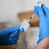 Nhân viên y tế chuẩn bị tiêm vaccine phòng COVID-19 cho người dân tại London, Anh. (Ảnh: AFP/TTXVN)