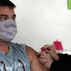 Nhân viên y tế tiêm vaccine phòng COVID-19 cho người dân tại Buenos Aires, Argentina. (Nguồn: AFP/TTXVN)