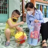 Trao quà Trung Thu cho thiếu nhi khó khăn tại huyện Bình Chánh, Thành phố Hồ Chí Minh. (Ảnh: Hồng Giang/TTXVN)