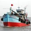 Tàu chở 2 ngư dân được cứu nạn cập cảng Trần Đề. (Ảnh do Bộ đội biên phòng Sóc Trăng cung cấp)