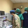 Một bác sỹ Việt Nam hướng dẫn vận hành máy gây mê cho nhân viên hồi sức bệnh viện Bentiu, bang Unity, Nam Sudan. (Ảnh minh họa: Cục Gìn giữ hòa bình Việt Nam)