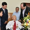 Bộ trưởng, Chủ nhiệm Văn phòng Chính phủ Mai Tiến Dũng hỏi thăm sức khỏe đồng chí Nguyễn Côn hồi năm 2017. (Ảnh: Văn phòng Chính phủ)
