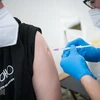 Tiêm vaccine ngừa COVID-19 tại Berlin, Đức. (Ảnh: AFP/TTXVN)