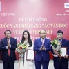 Chủ tịch nước Nguyễn Xuân Phúc trao giải thưởng cho các tác giả trẻ. (Ảnh: Thống Nhất/TTXVN)