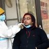 Nhân viên y tế lấy mẫu xét nghiệm COVID-19 cho người dân tại Patna, Ấn Độ. (Ảnh: THX/TTXVN)