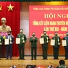 Trung tướng Trịnh Văn Quyết, Phó Chủ nhiệm Tổng cục Chính trị Quân đội nhân dân Việt Nam trao huy chương Vàng cho các đơn vị. (Ảnh: Trọng Đức/TTXVN)