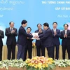 Thủ tướng Phạm Minh Chính và Thủ tướng Lào Phankham Viphavanh chứng kiến trao thỏa thuận hợp tác đầu tư cho các doanh nghiệp. (Ảnh: Dương Giang/TTXVN)