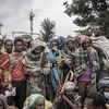 Người tị nạn chờ nhận lương thực cứu trợ tại Debark, Ethiopia. (Ảnh: AFP/TTXVN)