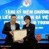 Ông Trần Quốc Tuấn, Quyền Chủ tịch VFF tặng Kỷ niệm chương cho bác sỹ Choi. (Ảnh: VFF)