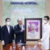 Chủ tịch nước Nguyễn Xuân Phúc tặng tranh chân dung Chủ tịch Hồ Chí Minh cho các y, bác sỹ tại Bệnh viện Đà Nẵng. (Ảnh: Thống Nhất/TTXVN)