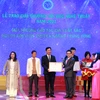 Phó Thủ tướng Vũ Đức Đam trao tặng cho các tác giả, nhóm tác giả đạt giải xuất sắc. (Nguồn: Baochinhphu.vn)