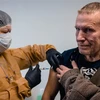 Tiêm vaccine ngừa COVID-19 cho người dân tại Moskva, Nga. (Ảnh: AFP/TTXVN)