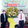 Đai diện Ban Dân vận Trung ương chúc mừng Đại hội đồng lần thứ IV Giáo hội Cơ đốc Phục lâm Việt Nam. (Ảnh: Xuân Khu/TTXVN)