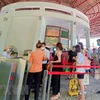 Du khách phải thực hiện khai báo y tế, đeo khẩu trang trước khi vào khu du lịch ở Đà Nẵng. (Ảnh: TTXVN phát)