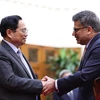Thủ tướng Phạm Minh Chính tiếp ông Nitin Kapoor, Chủ tịch kiêm Tổng Giám đốc AstraZeneca Việt Nam. (Ảnh: Dương Giang/TTXVN)