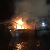 Các tàu cá bị cháy trong đêm tại bến tàu. (Ảnh: TTXVN phát)