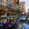 Khách du lịch trên một đường phố ở Bangkok, Thái Lan. (Ảnh: AFP/TTXVN)