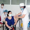 Tiêm vaccine ngừa COVID-19 cho người dân ở Sơn La. (Nguồn: TTXVN)