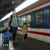 Hành khách lên tàu về quê đón Tết tại ga Sài Gòn sáng 20/1. (Ảnh: Tiến Lực/TTXVN)