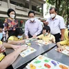 Thủ tướng Phạm Minh Chính thăm trẻ em đang được chăm sóc tại Trung tâm bảo trợ trẻ tàn tật mồ côi Thị Nghè. (Ảnh: Dương Giang/TTXVN)