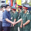 Chủ tịch Quốc hội Vương Đình Huệ với cán bộ, chiến sỹ Tiểu đoàn U Minh II. (Ảnh: Doãn Tấn/TTXVN)
