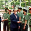 Chủ tịch nước Nguyễn Xuân Phúc với các lãnh đạo Công an Thành phố Hồ Chí Minh. (Ảnh: Thống Nhất/TTXVN)