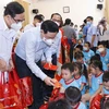 Chủ tịch Quốc hội Vương Đình Huệ tặng quà Tết cho trẻ khuyết tật. (Ảnh: Doãn Tấn/TTXVN)