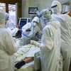 Nhân viên y tế điều trị cho bệnh nhân COVID-19 tại bệnh viện ở Sofia, Bulgaria. (Ảnh: AFP/TTXVN)
