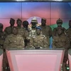 Hình ảnh phát trên đài phát thanh truyền hình quốc gia Burkina Faso ngày 24/1/2022 ở thủ đô Ouagadougou cho thấy phát ngôn viên quân đội cùng các binh sỹ nước này tuyên bố phế truất Tổng thống Roch Marc Christian Kabore. (Ảnh: AFP/TTXVN)