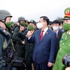 Chủ tịch Quốc hội Vương Đình Huệ với cán bộ, chiến sỹ Bộ Tư lệnh Cảnh sát cơ động. (Ảnh: Doãn Tấn/TTXVN)