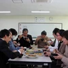 Các du học sinh Việt Nam và thầy cô giáo tham dự bữa tiệc tất niên ở Trường Nhật ngữ Goto. (Ảnh: Đào Thanh Tùng/TTXVN)